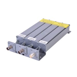 Duplexer SYSCOM de 4 cavidades en 470-490MHz con conectores BNC.